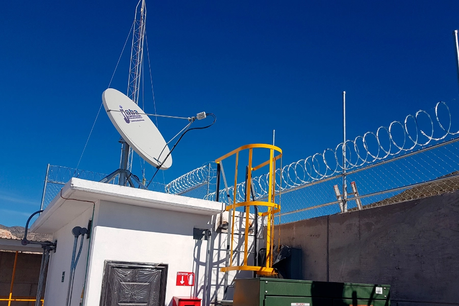base trípode antena VSAT galvanizada